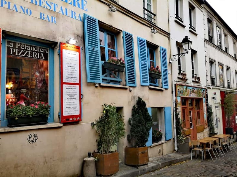 Montmartre : private family tour - Abbesses, the Wall of Love, and the end of the route