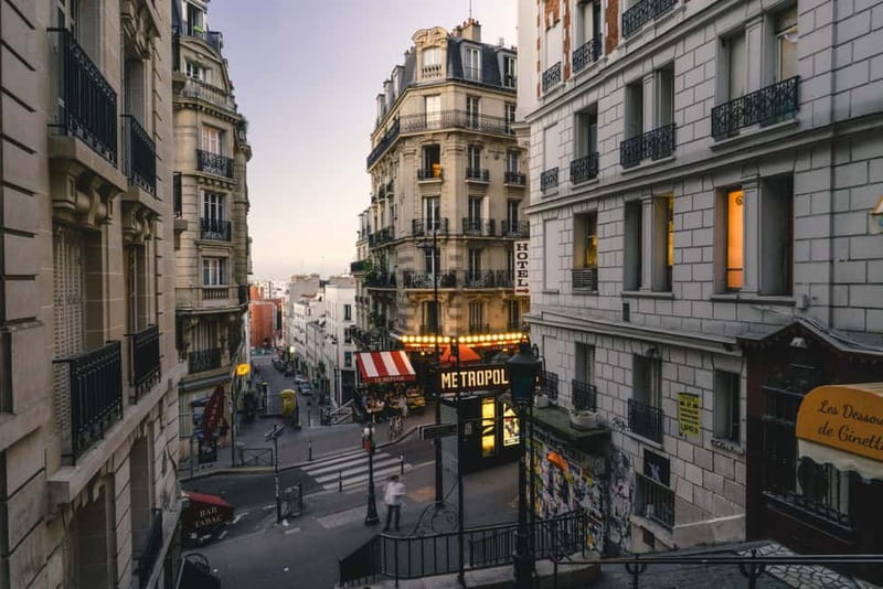 Montmartre : private family tour - La Maison Rose and the most photographed corners