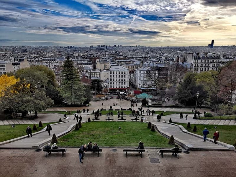 Montmartre : private family tour - Place du Tertre and the painters of Montmartre