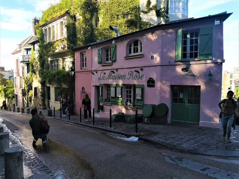 Montmartre : private family tour - Starting at Place Saint-Pierre and reaching Sacré-Cœur