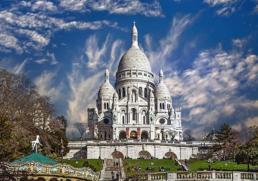 Montmartre Walking Tour with a Local Guide - Moulin Rouge: starting with Montmartre after dark