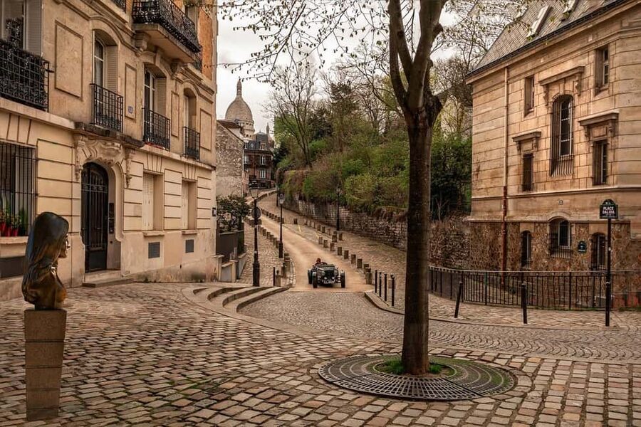 Montmartre Walking Tour with a Local Guide - La Maison Rose and the picture-postcard Montmartre