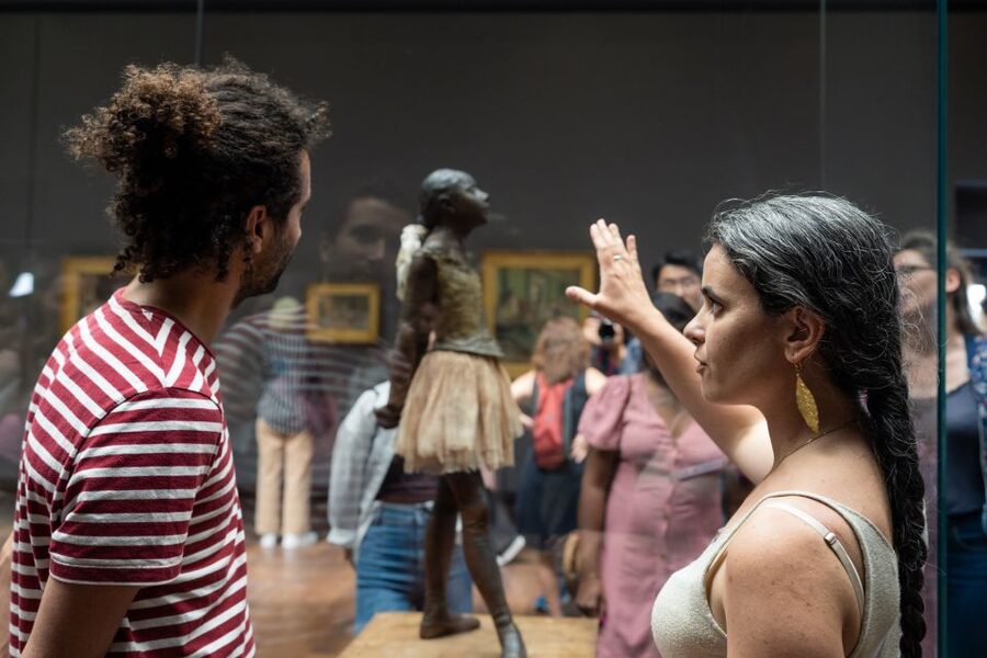 Musée d’Orsay Skip-the-Line Tour with Expert Guide - How the guides handle crowds and sound