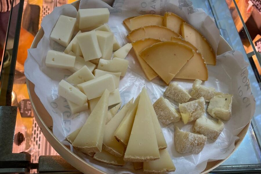 No Diet Club - Amazing local food in Biarritz ! - Meeting the group at Galerie Espace Foch
