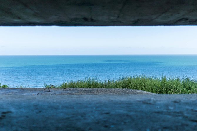 Normandy D-Day Small-Group Day Trip with Omaha Beach, Cemetery & Cider Tasting - Longues-sur-Mer: seeing the Atlantic Wall from inside