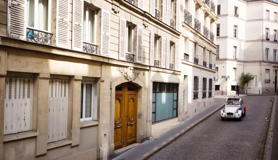 Off-the-Beaten Track in Paris: 2-Hour Vintage 2CV Tour - From your hotel to the Marais