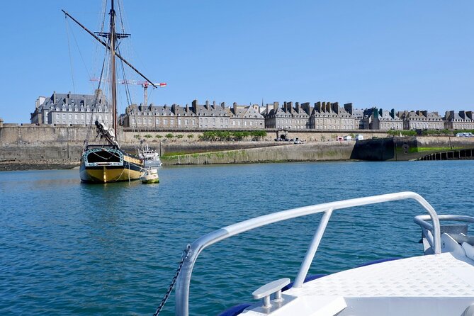 One hour boat trip with a local (Commented FR & EN) - Fort du Petit Bé and the power of the tide