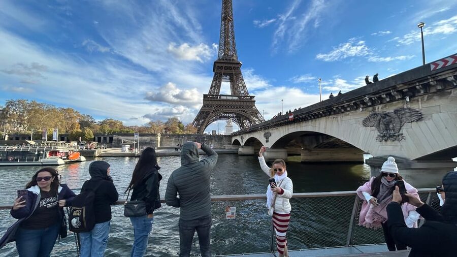 Paris: 1-Hour Sightseeing Cruise and 3-Course Bistro Dinner - Key points to know before booking
