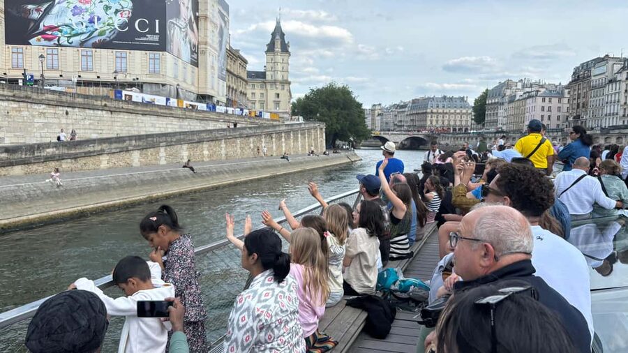 Paris: 1-Hour Sightseeing Cruise and 3-Course Bistro Dinner - Should you book the Paris Seine cruise and dinner?
