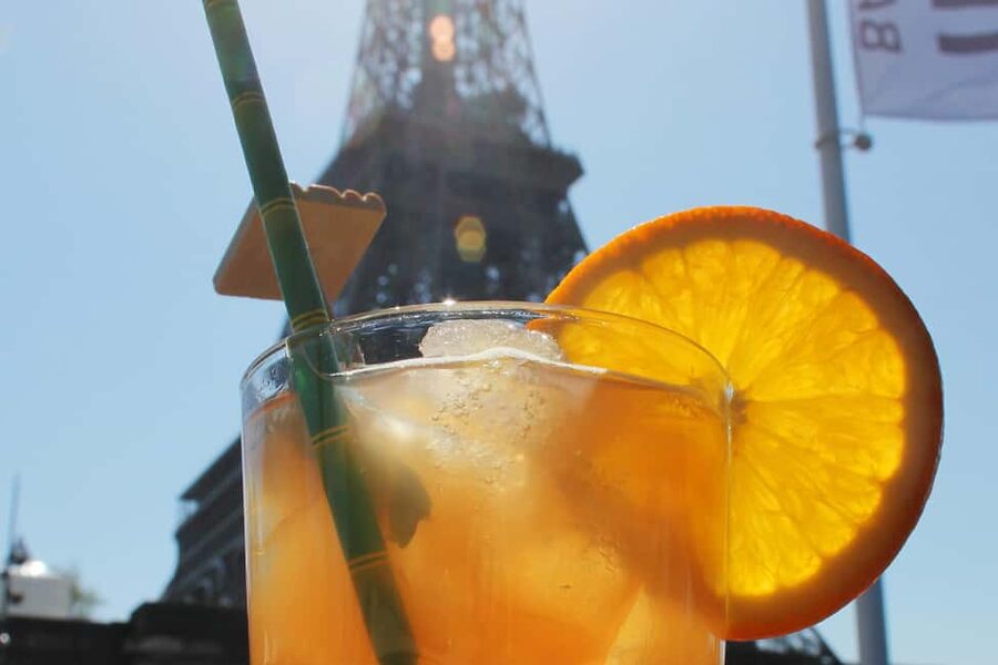 Paris: 1-Hour Sightseeing Cruise and 3-Course Bistro Dinner - A Paris evening built around the Eiffel Tower