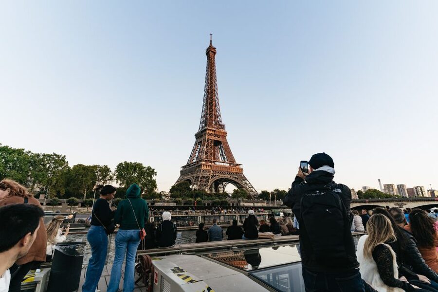 Paris: 1-Hour Sightseeing Cruise and 3-Course Bistro Dinner - Commentary, seating, and crowd levels