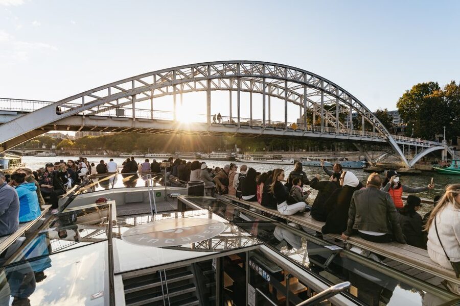 Paris: 1-Hour Sightseeing Cruise and 3-Course Bistro Dinner - Small details that make the evening easier