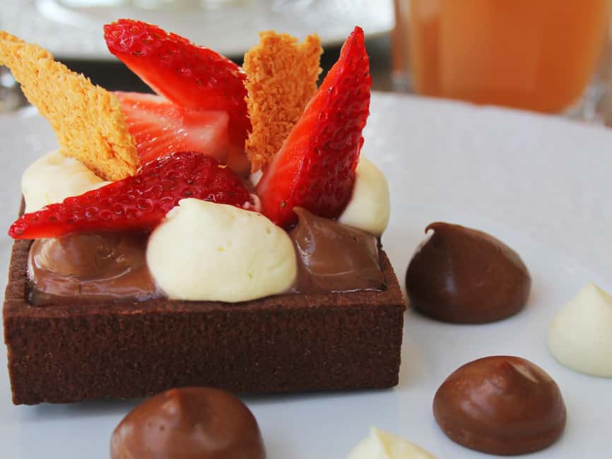 Paris: 1-Hour Sightseeing Cruise and 3-Course Bistro Dinner - Dinner at Bistro Parisien