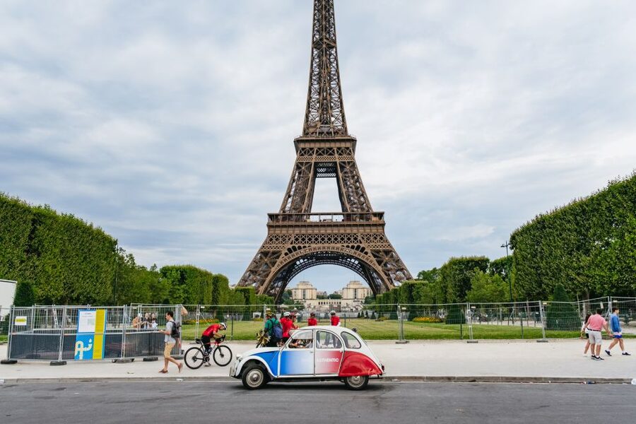 Paris: 1-Hour Vintage Citroen 2CV Tour - The grand western Paris route