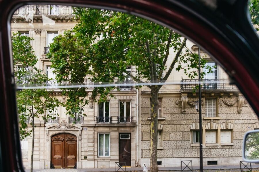 Paris: 1-Hour Vintage Citroen 2CV Tour - What the guide adds to the hour