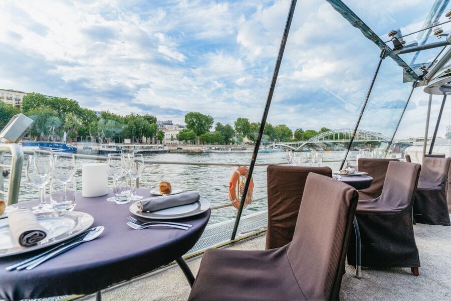 Paris: 3-Course-Dinner Cruise on the Seine with live music - A French meal with different strengths