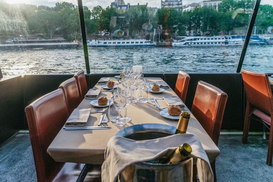 Paris: 3-Course-Dinner Cruise on the Seine with live music - Live music and the mood on board