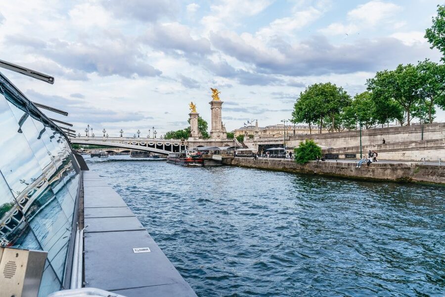 Paris: 3-Course-Dinner Cruise on the Seine with live music - What you see from the Eiffel Tower to Notre Dame