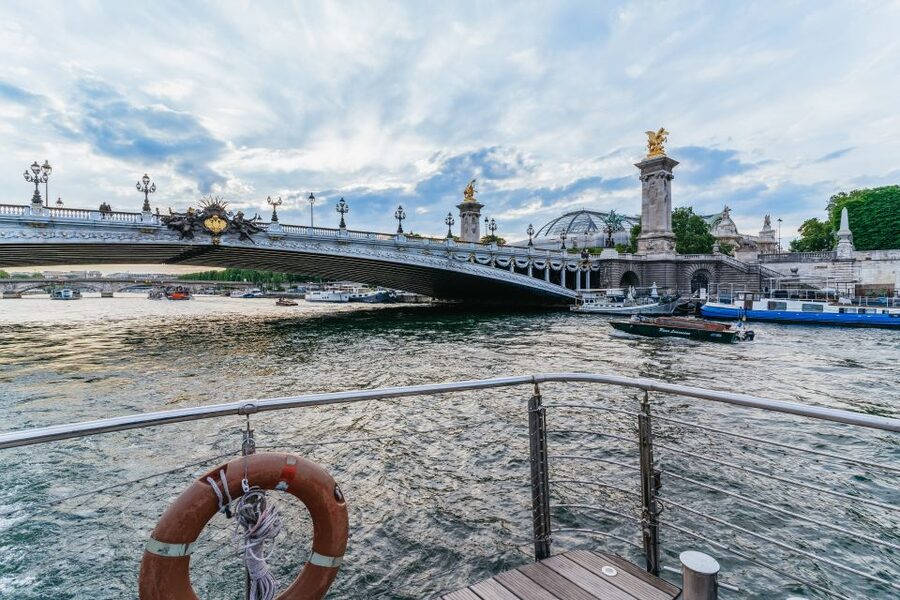 Paris: 3-Course-Dinner Cruise on the Seine with live music - Practical tips for a smoother evening