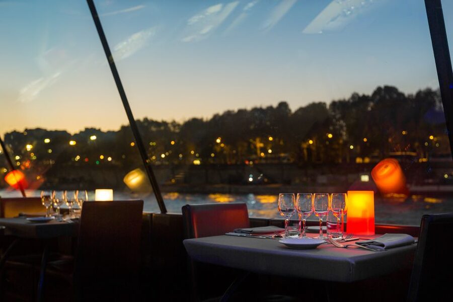 Paris: 3-Course-Dinner Cruise with Wine on the Seine River - Choosing your table and getting the best view