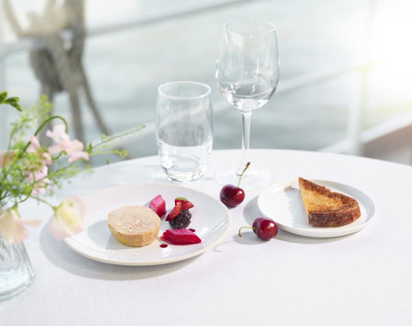 Paris: 3-Course-Dinner Cruise with Wine on the Seine River - What the glass canopy adds