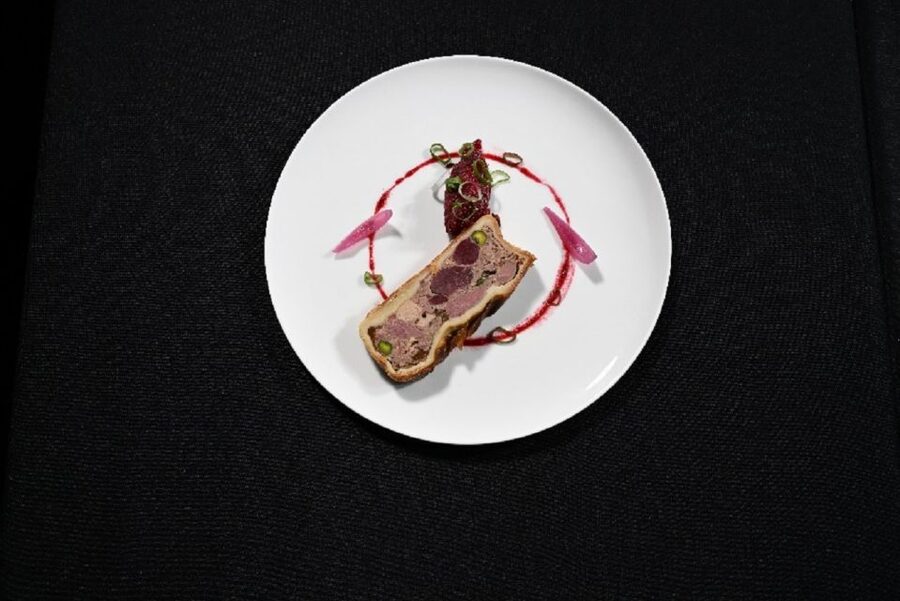 Paris: 3-Course Dinner & Show at Paradis Latin Cabaret - Entertainment during dinner
