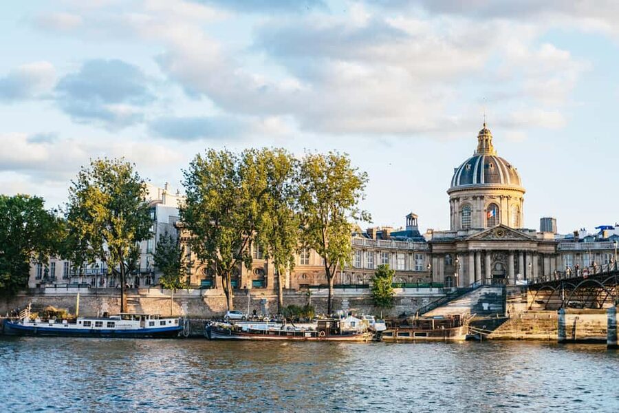 Paris : 3-Course Gourmet Dinner Cruise on Seine River - The early 6:45 PM sailing or the 9:15 PM cruise