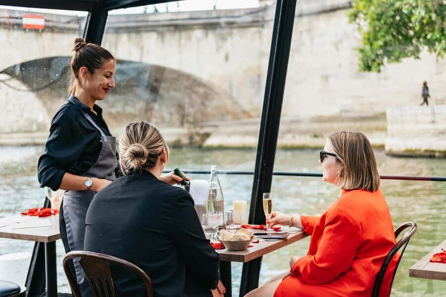 Paris : 3-Course Gourmet Dinner Cruise on Seine River - Service, music, and atmosphere