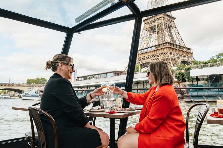 Paris : 3-Course Gourmet Dinner Cruise on Seine River - Who should book this cruise