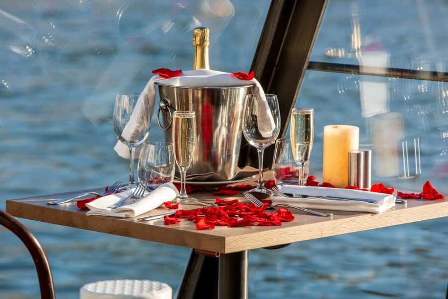 Paris: 3-Course Lunch Cruise on the River Seine - Service, seating, and comfort on board