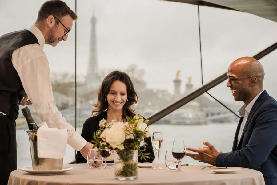 Paris: 4-Course Dinner Cruise on Seine River with Live Music - The central Paris route, bridge by bridge
