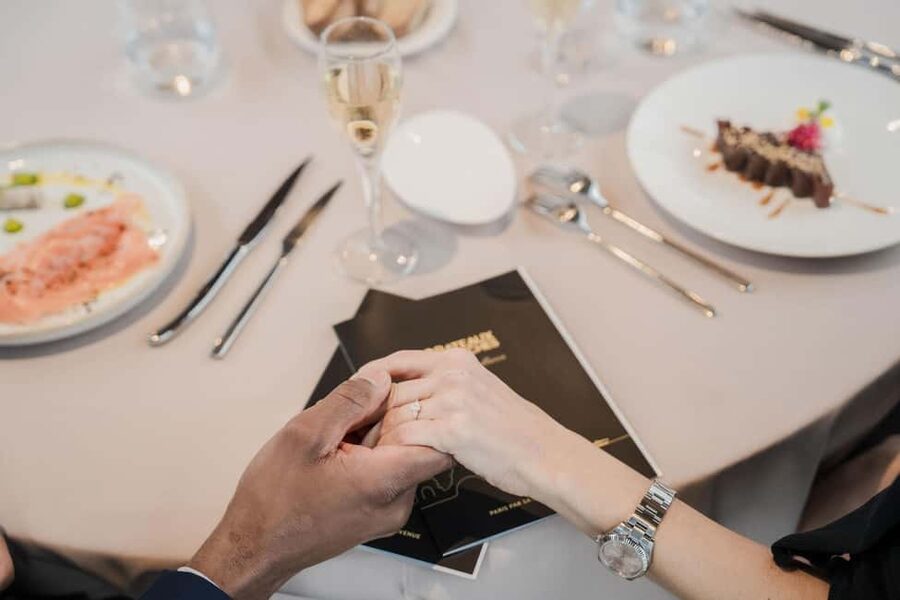 Paris: 4-Course Dinner Cruise on Seine River with Live Music - Clothing, children, and who should book