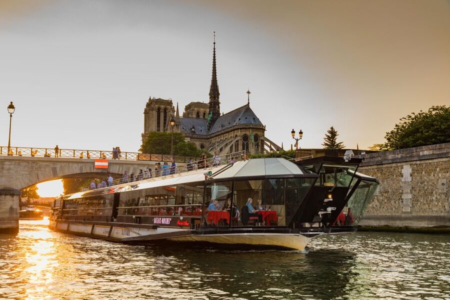 Paris: 4-Course Dinner Cruise on Seine River with Live Music - Settling in for the first course