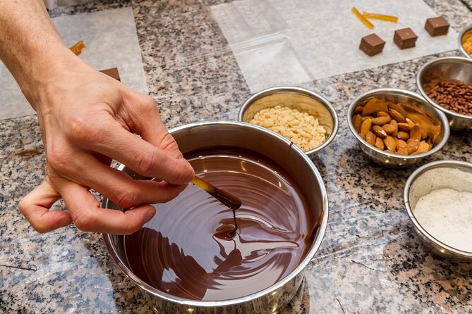 Paris : 45 min Chocolate Workshop at Choco-Story Paris - The chocolatier and the workshop atmosphere