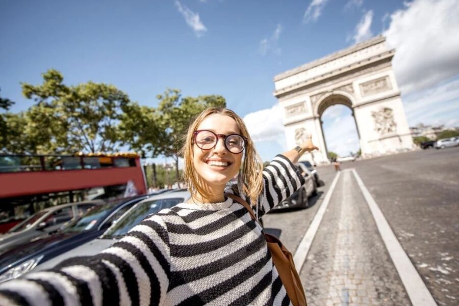 Paris: Arc de Triomphe Entry with Seine Cruise - Using the audio guide app