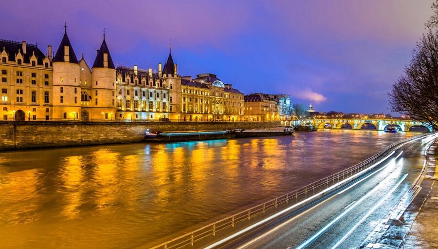 Paris: Bastille Day Dinner Cruise on the Seine River - The main course while Paris glides past