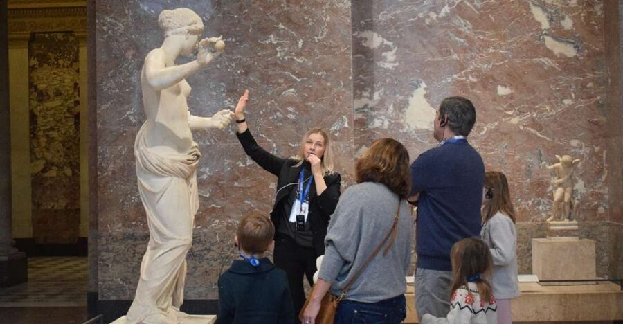Paris: Best of the Louvre Guided Tour with Pre-booked Ticket - Crowds, navigation, and the small-group advantage