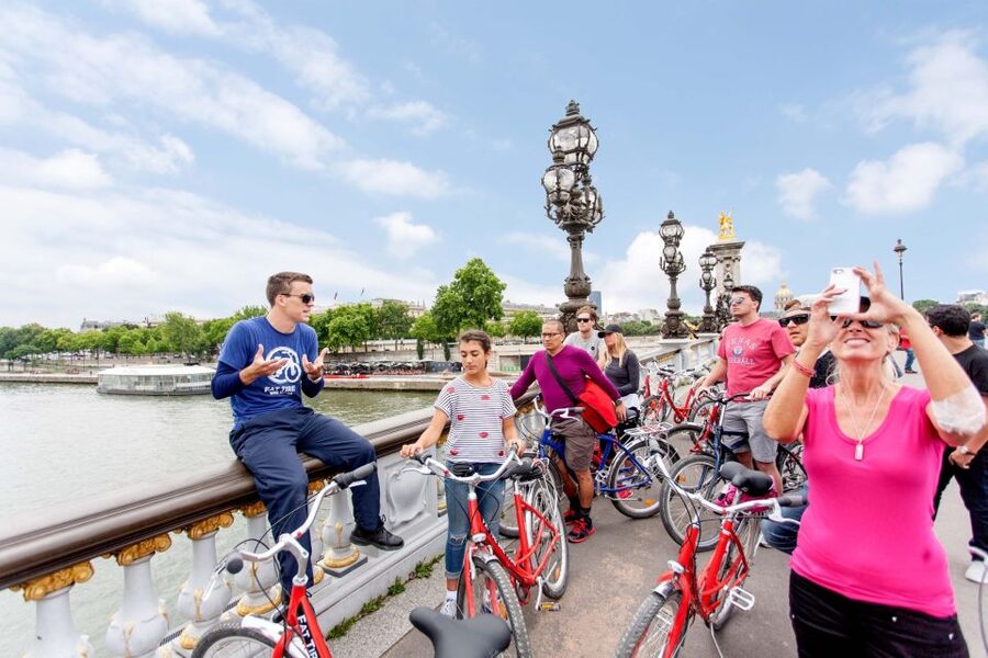 Paris Bike Tour: Eiffel Tower, Place de la Concorde & More - The Eiffel Tower Photo Stop