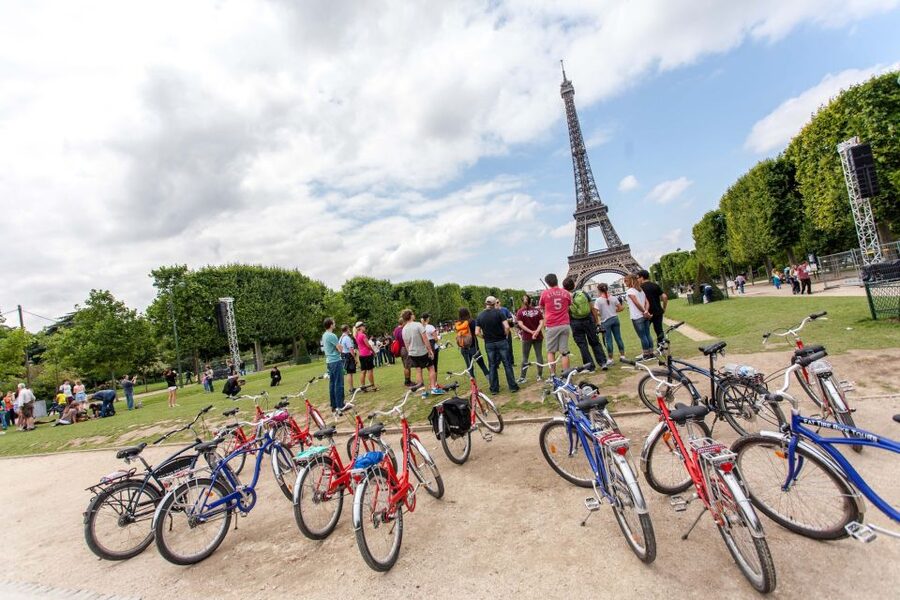 Paris Bike Tour: Eiffel Tower, Place de la Concorde & More - Place de la Concorde and the Central City