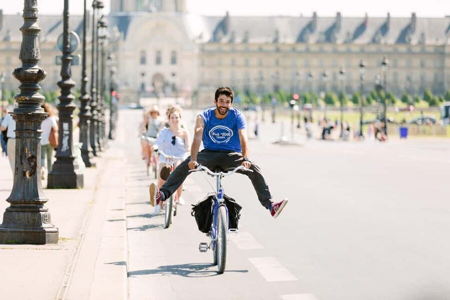 Paris Bike Tour: Eiffel Tower, Place de la Concorde & More - Crossing the Left Bank Toward the Louvre