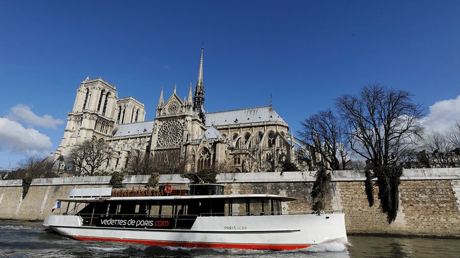 Paris: Champagne Tasting Cruise Departure from Eiffel Tower - Why the private front salon matters