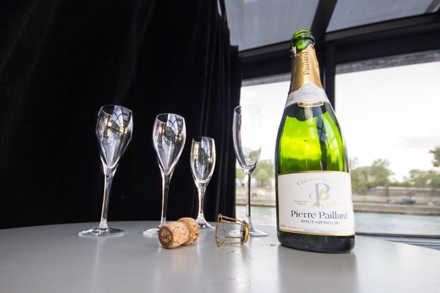 Paris: Champagne Tasting Cruise Departure from Eiffel Tower - Timing the cruise for the best atmosphere