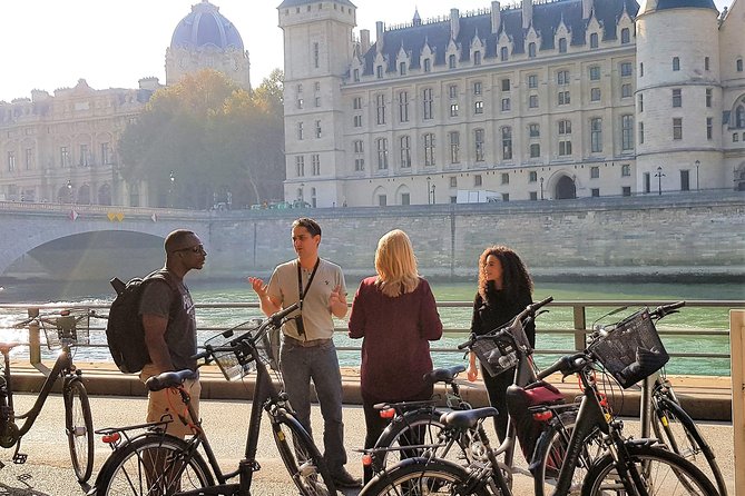 Paris: Charming Nooks and Crannies Bike Tour - A Seine-side pause and the move to the Left Bank
