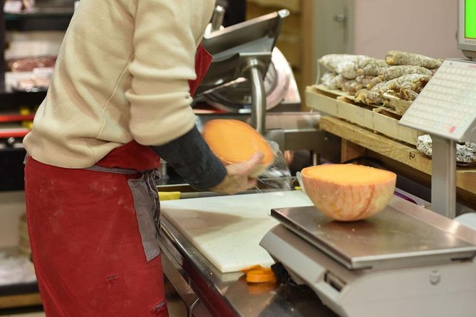 Paris Cheesemaking Workshop including Wine and Cheese Tasting with an Expert - How Much Value Do You Get for $84.69?