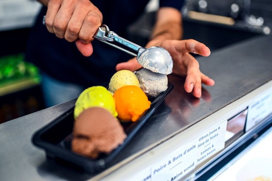 Paris: Chocolate and Pastry Tour with Tastings - Artisan chocolate in Montmartre