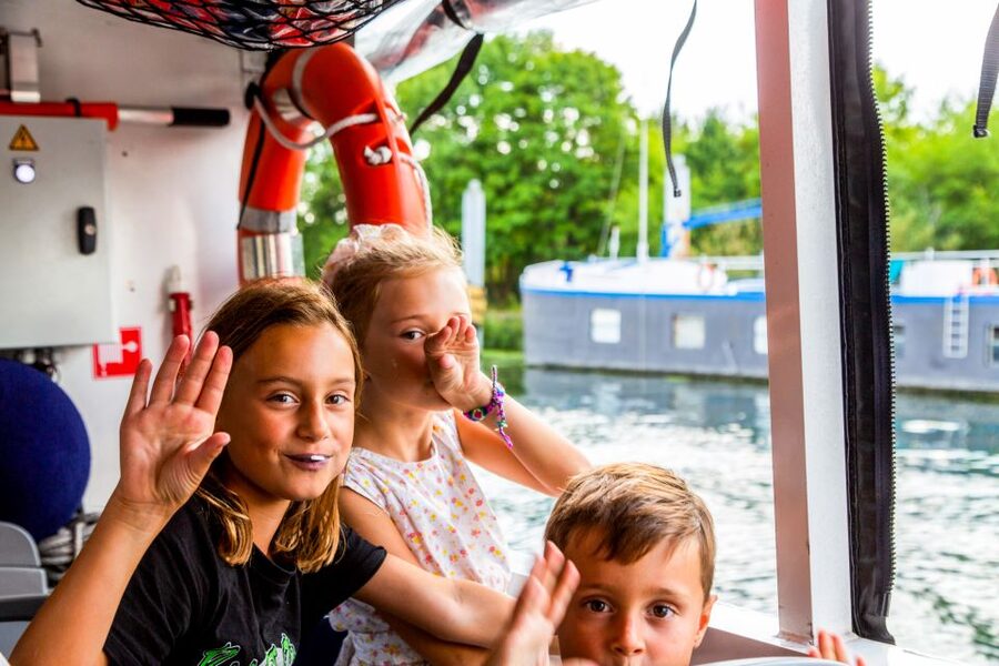 Paris: City and River Seine Tour on an Amphibious Bus - The street tour: Eiffel Tower to Trocadero