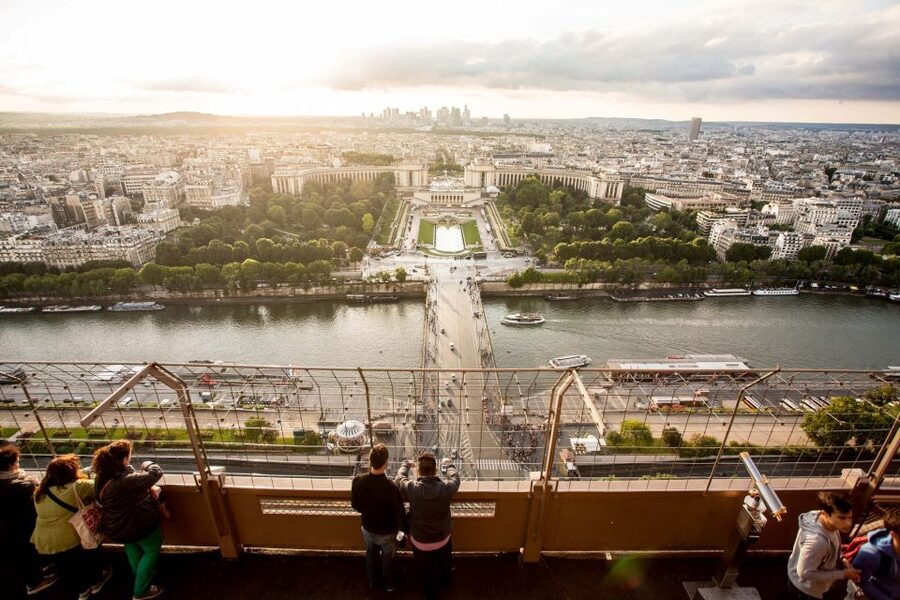 Paris: City Tour by Bus with Eiffel Tower & Optional Summit - Reaching the Eiffel Tower at dusk