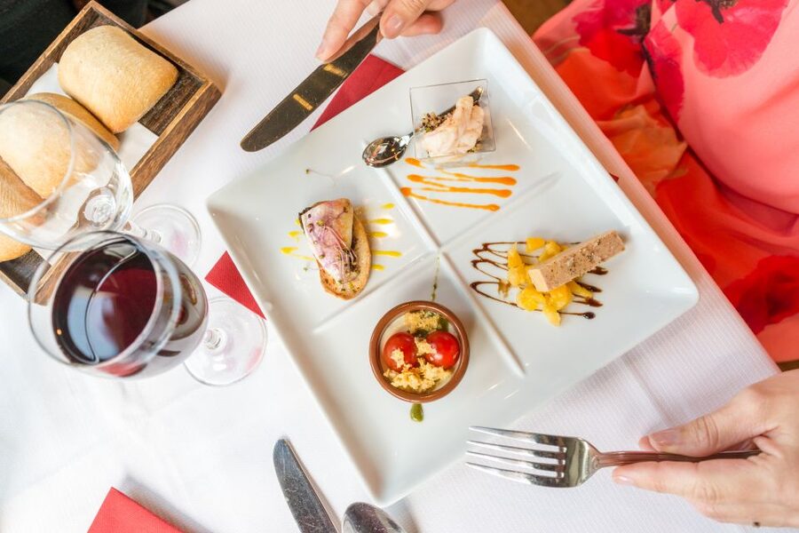 Paris: Early Evening Dinner Cruise on the River Seine - What arrives on the dinner plate