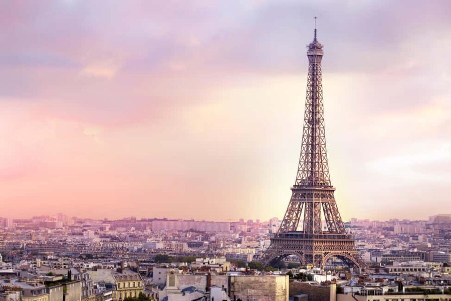 Paris: Eiffel Tower Fully Guided Tour with Summit Option - The guide’s role and the group experience