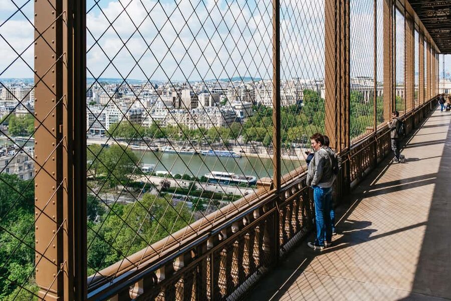 Paris: Eiffel Tower Fully Guided Tour with Summit Option - Finding the meeting point near Avenue Elisée Reclus